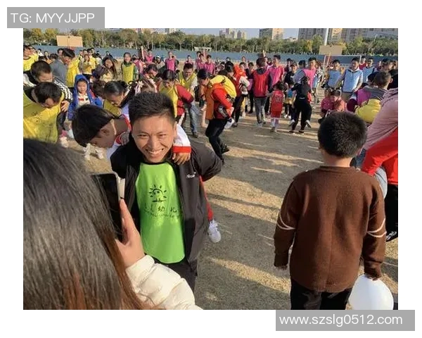 世界杯足球明星石膏雕塑展现运动之美与艺术魅力的完美结合