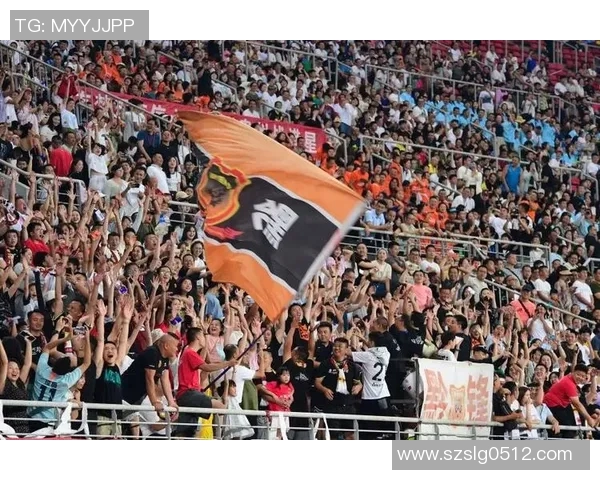 足球明星与粉丝亲密互动合影瞬间展现温馨时刻与热情支持